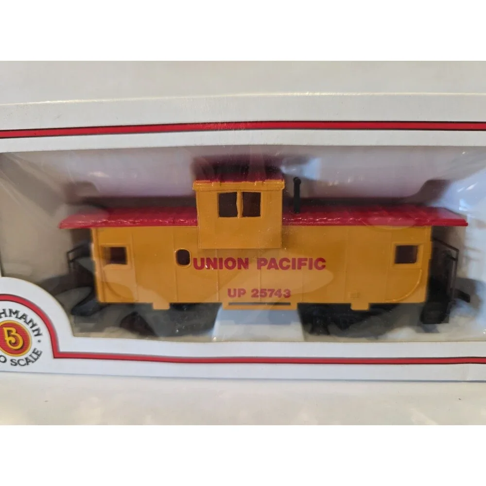 HO UNION PACIFIC WIDE VISION CABOOSE 25743, BACH. SILVER SERIES, IN OB